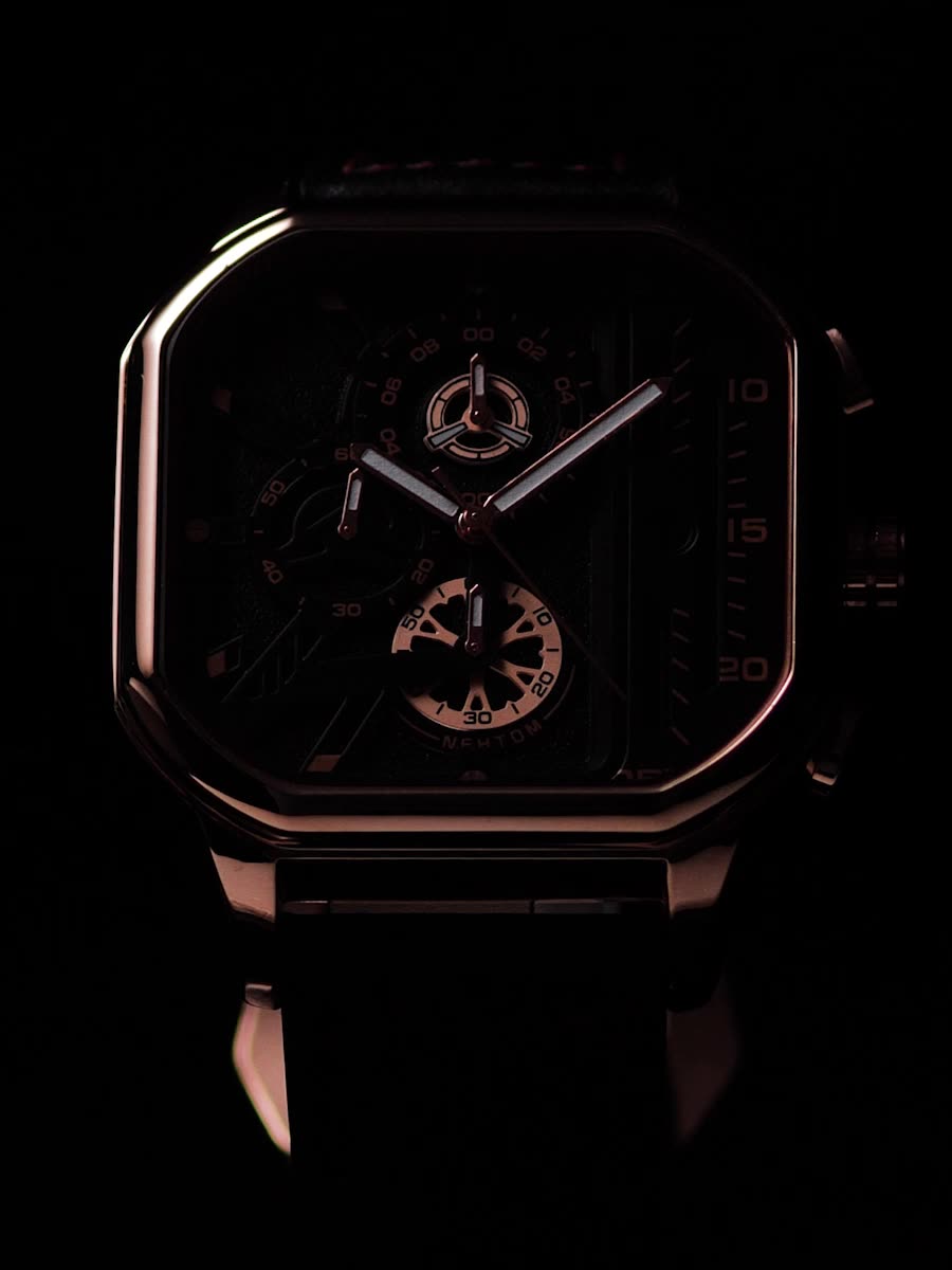 方形大表盘手表缘为什么搭才显气质。