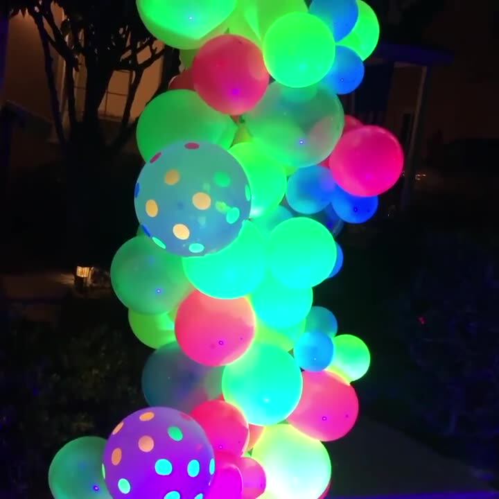 Kit Decorazioni Festa Neon 97 Pezzi: Palloncini, Striscione, Topper Torta, Nastro Fluorescente – Effetto Glow Sotto Luce UV - 2