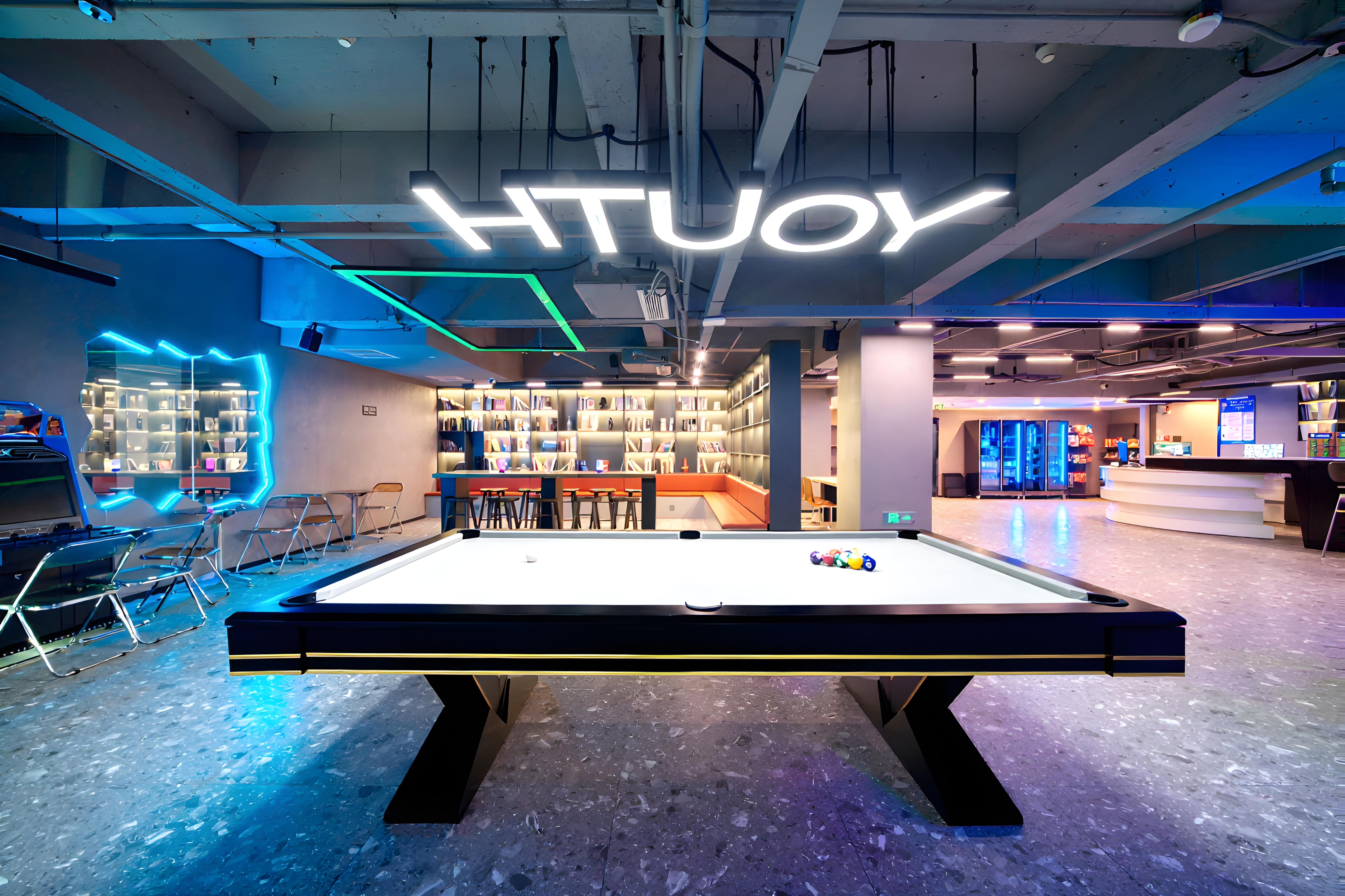 旅小二青旅酒店（西湖银泰城定安路地铁店）