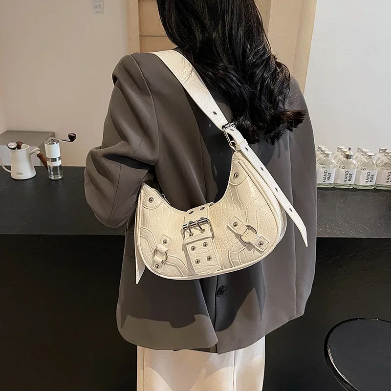 New Moon Fashion Versatile Motorbike Shoulder Bag with Rivets 2024 Personality New Arrival Crepe Underarm Crossbody Bag