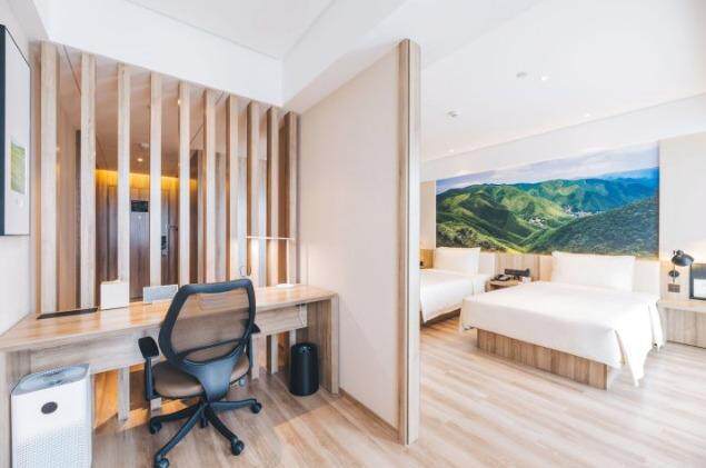 Yixing Huan Ke Yuan Ya Duo Hotel several wood double bed room