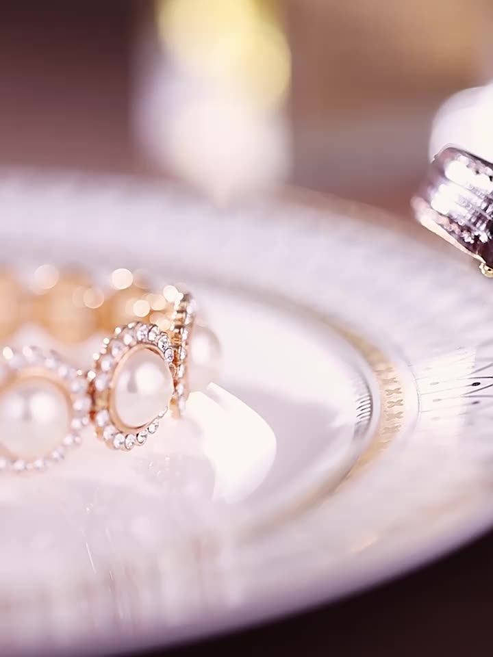 2024 New Light Luxury Brand Women's Retro Watch PU Leather Band