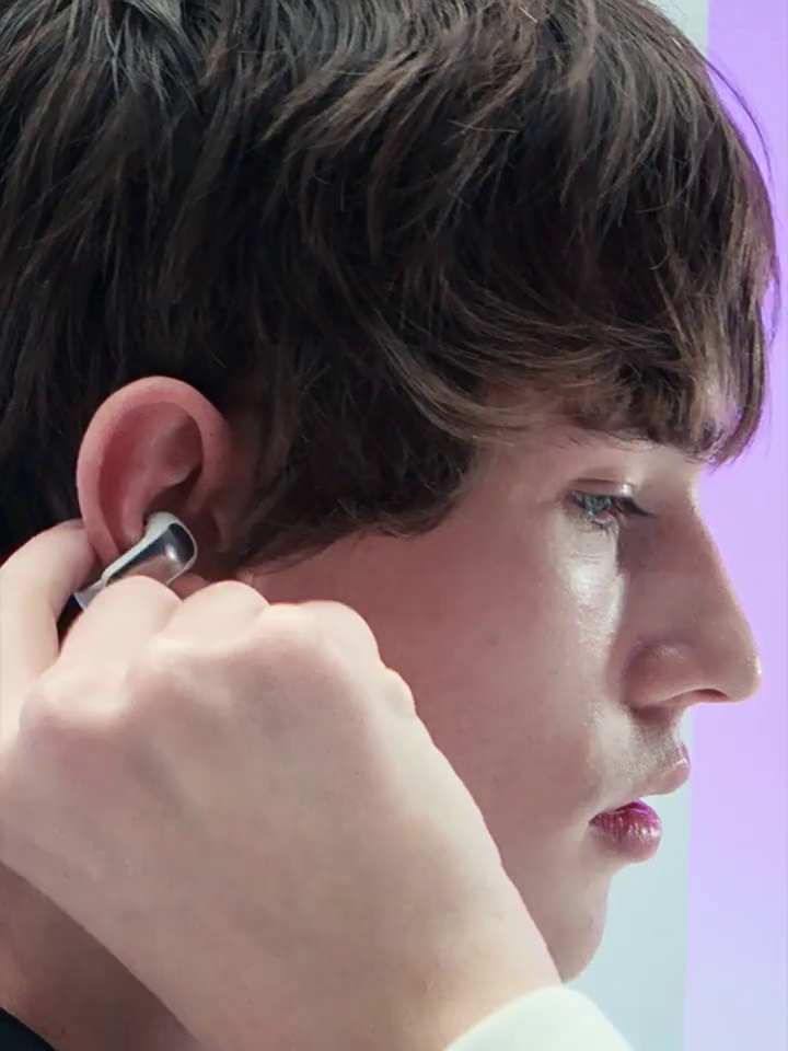 2399块买开放式耳机。Bose这个次是真把“耳朵自由”焊死正头上。