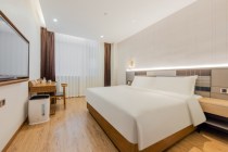 Home Inn Select-Shanghai Caoyang Meiling North Road Metro Station Branch предлагает спокойный и спокойный сон в номере с кроватью размера «king-size».