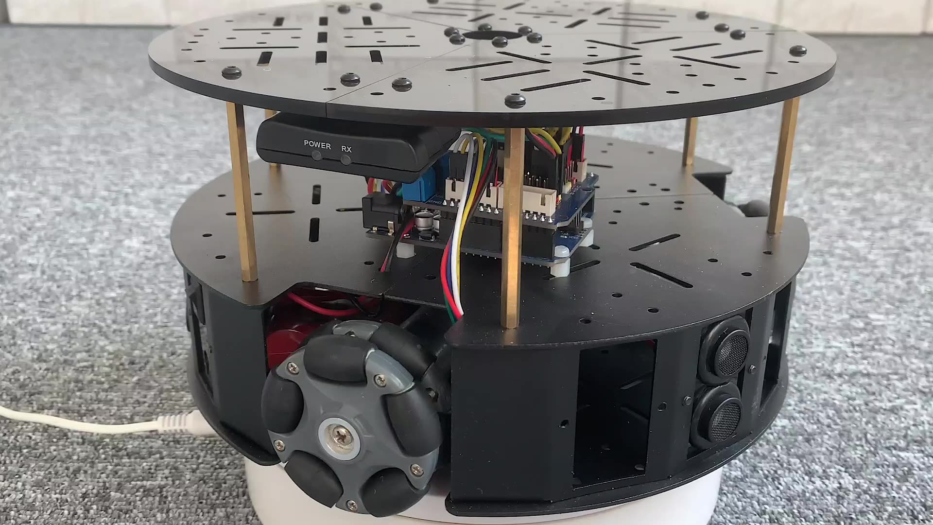 3轮所有向轮底盘真能够横着走？这个届硬件人也太骚了。