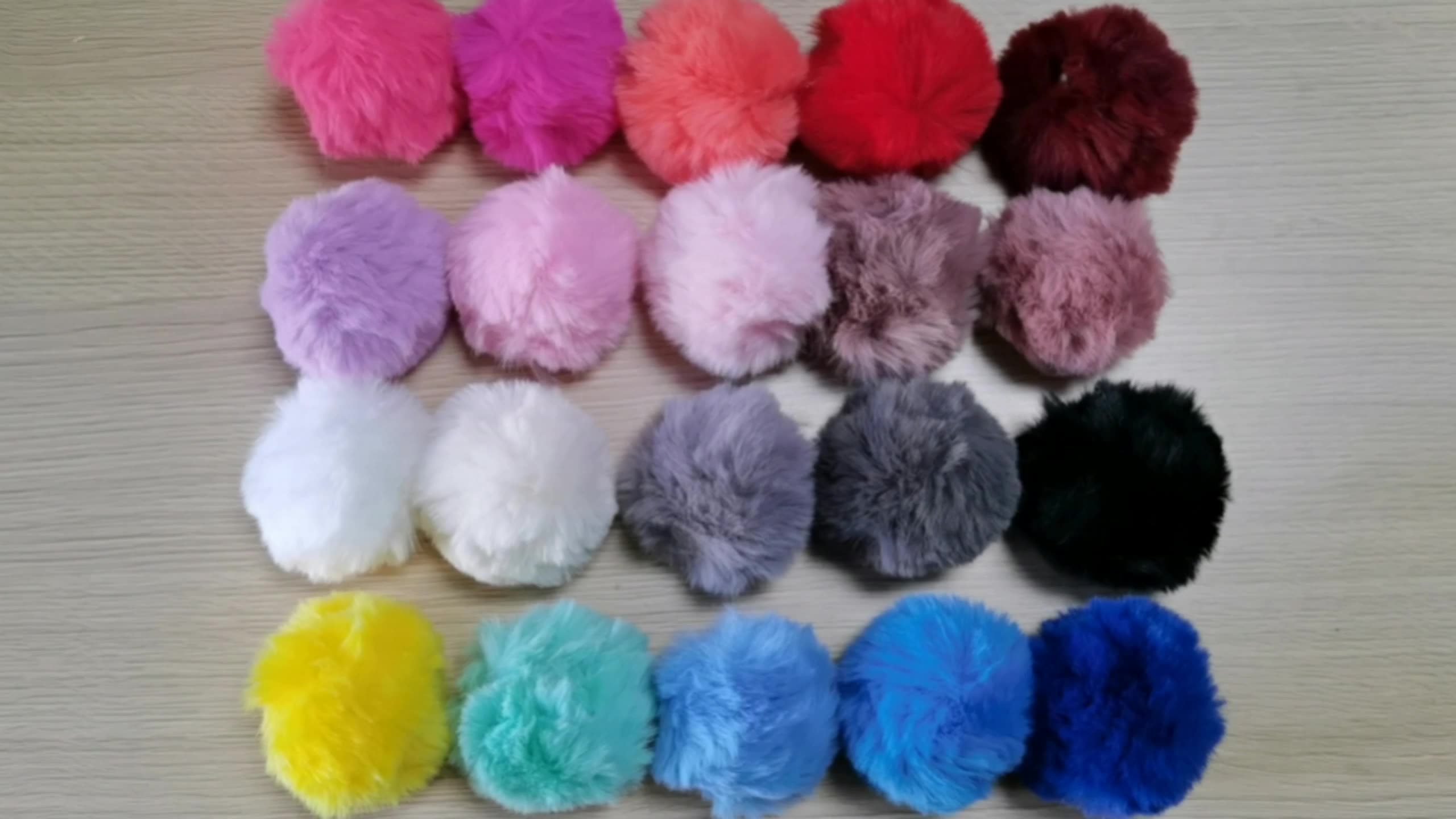 Em010 Factory Direct Sales Furry Ball Key Chain Fuzzy Keyring Fur Ball