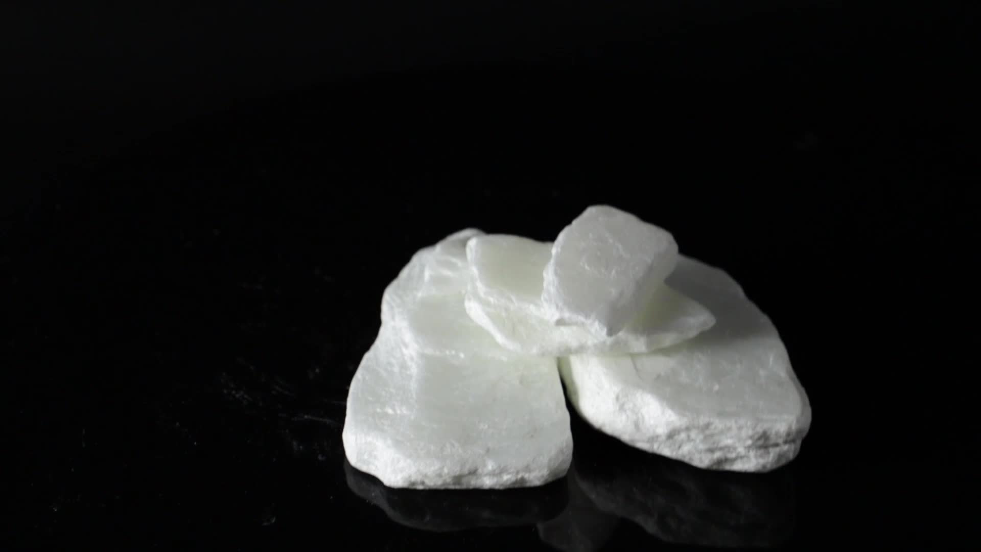 сырье для керамики. производство керамических материалов и изделий. высококачественная глина. каолиновая глина kaolin. белая каолиновая глина каолина.