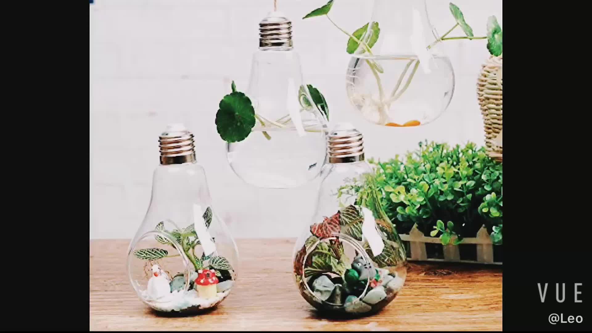 Стеклянные колбы для цветов. Стеклянные вазы. Стеклянные колбы для цветов. Розы в колбах в деревянной подставке. Стеклянные колбы для цветов.