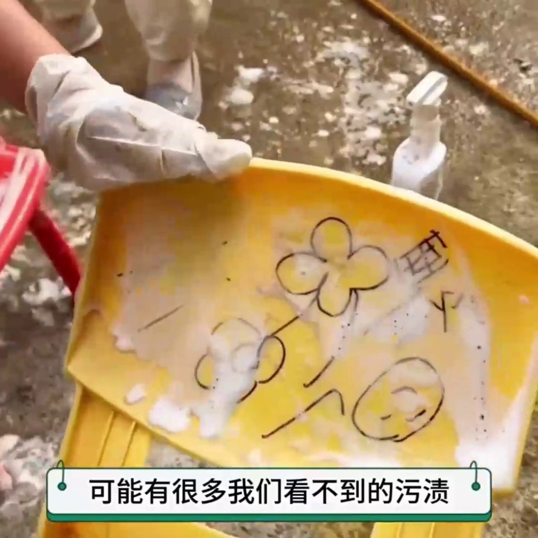 如何轻松去除现代办公小会议桌椅上的顽固笔渍？