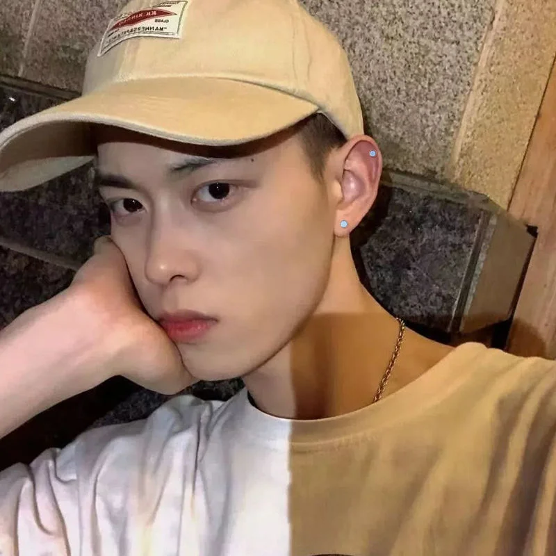 Minimalist cool-style ear studs for men, cold-toned, high-end, temperament ear accessories, moonstone earrings for boys