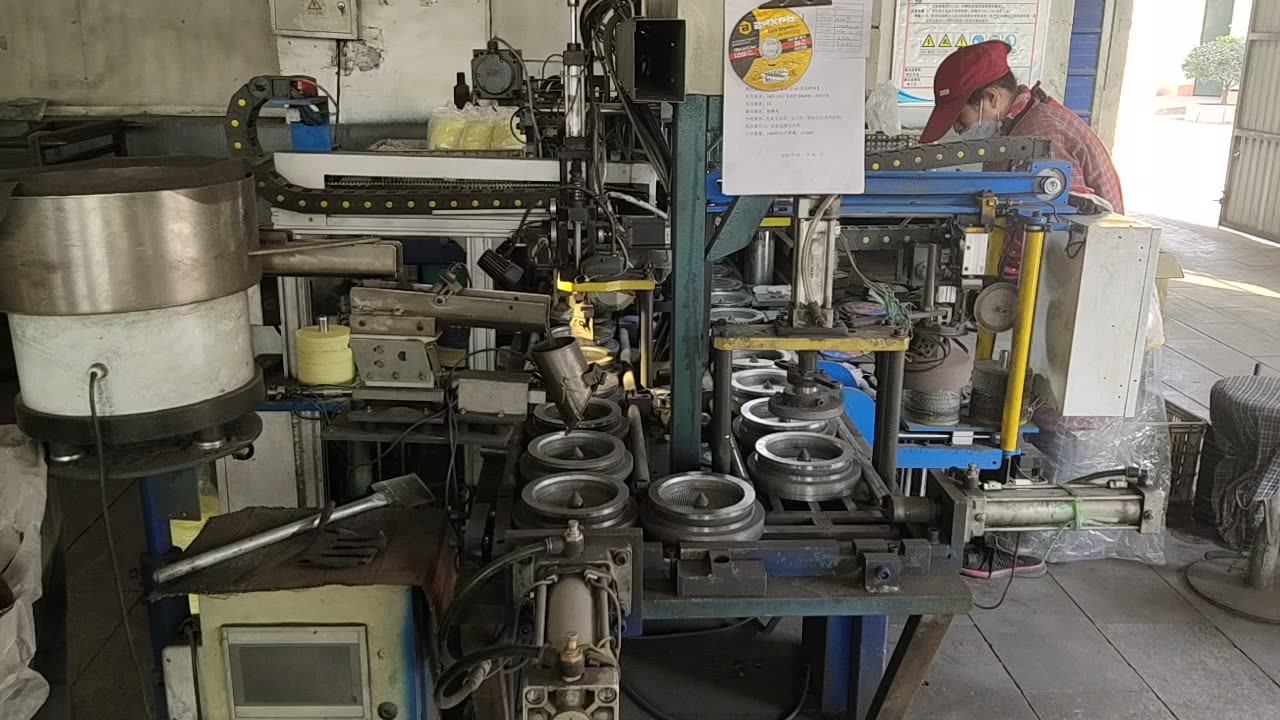 Uma pessoa com luvas azuis e uma agulha na mão foto – Imagem sobre Médico  na Unsplash, image size:1280x720