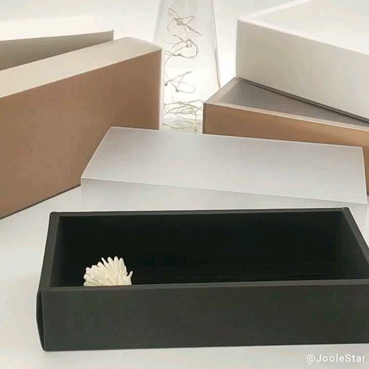 лакирование на упаковке. флористическая пленка. кашированный картон упаковка. матовая упаковка. матовая упаковка.