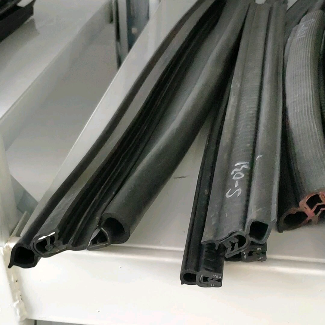 Heat Resistance Flexible Sheet Metal Edge Protection Rubber Seal Strip