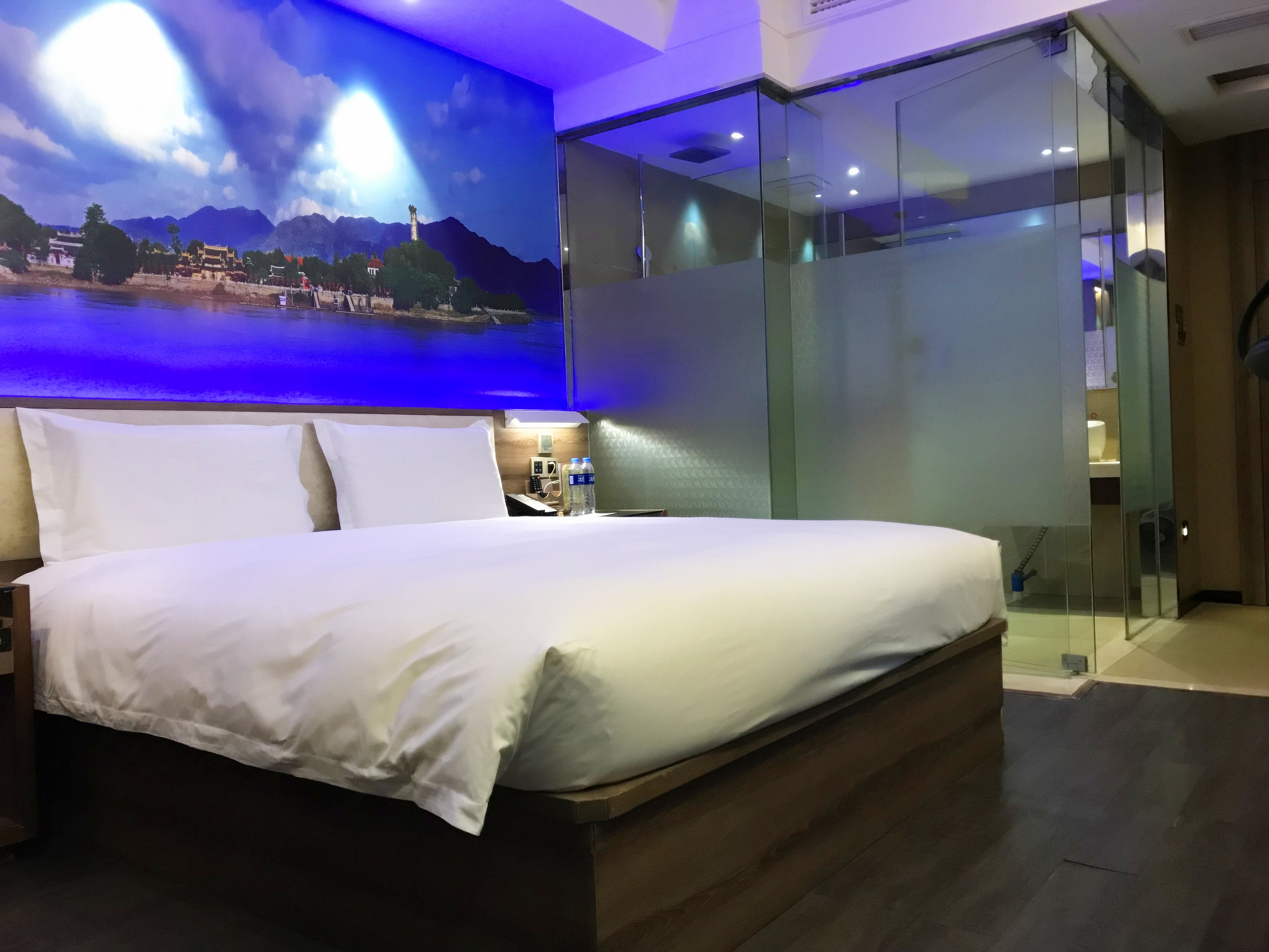 维也纳酒店(太原火车站服装城店)高级大床房是否符合2025智能化住宿趋势？