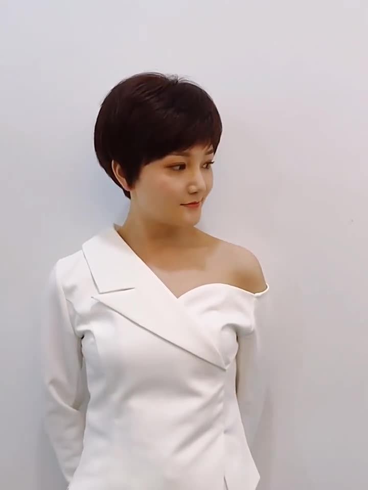 极速假发女短发：中老年女士夏季造型的“隐形盔甲”