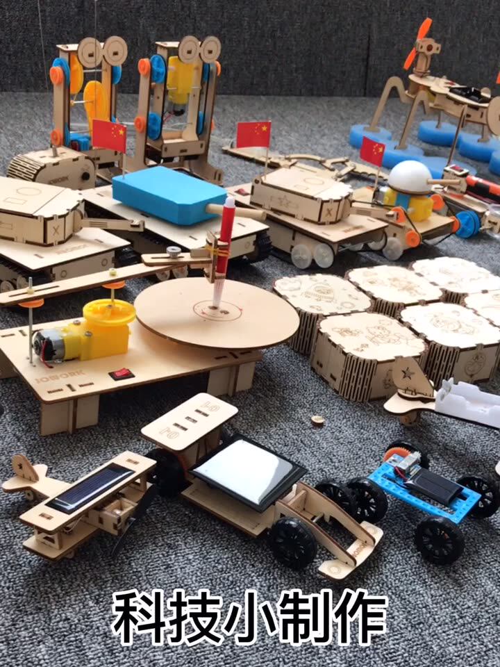 Primary School students June 1 Children's Day Science, technology, innovation, invention, creativity, new manual diy assembly, making birthday gifts