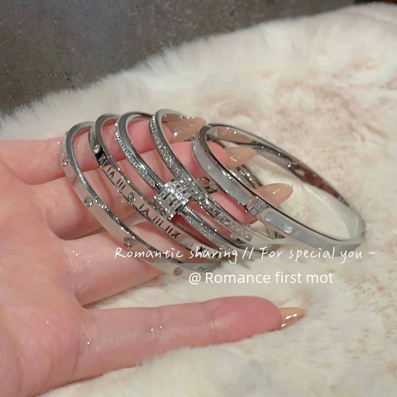 轻奢高级感微镶满钻手镯女时尚简约钛钢不掉色手环情侣百搭首饰品