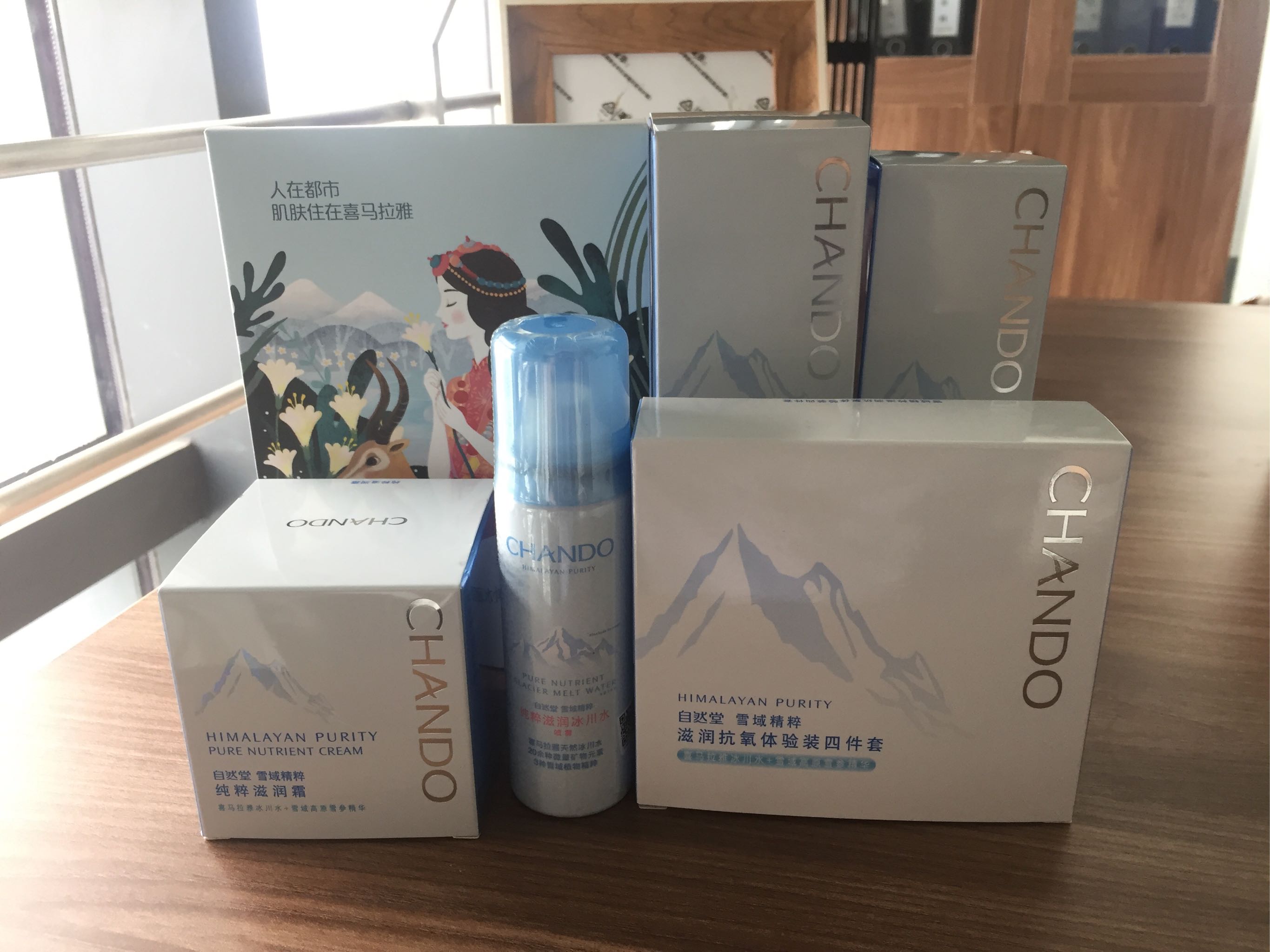 自然堂雪域精粹纯粹滋润套装补水力度强但是又很清爽！