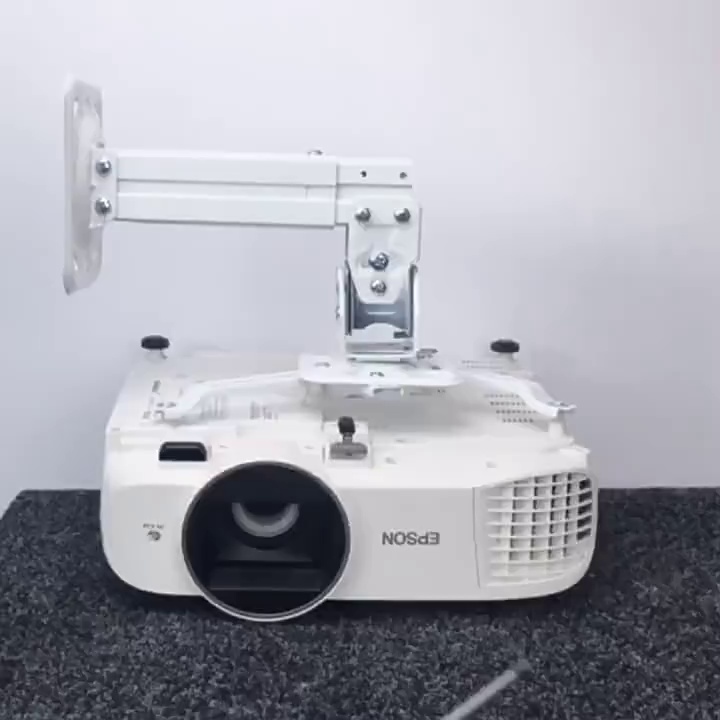 这个投影架可伸1.5米。我家墙都怕了。