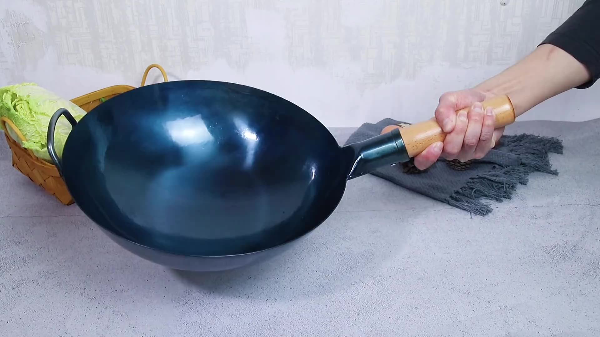 Chinese Handmade Hammered Classic Wok Pans 14 Inch Round Bottom Iron