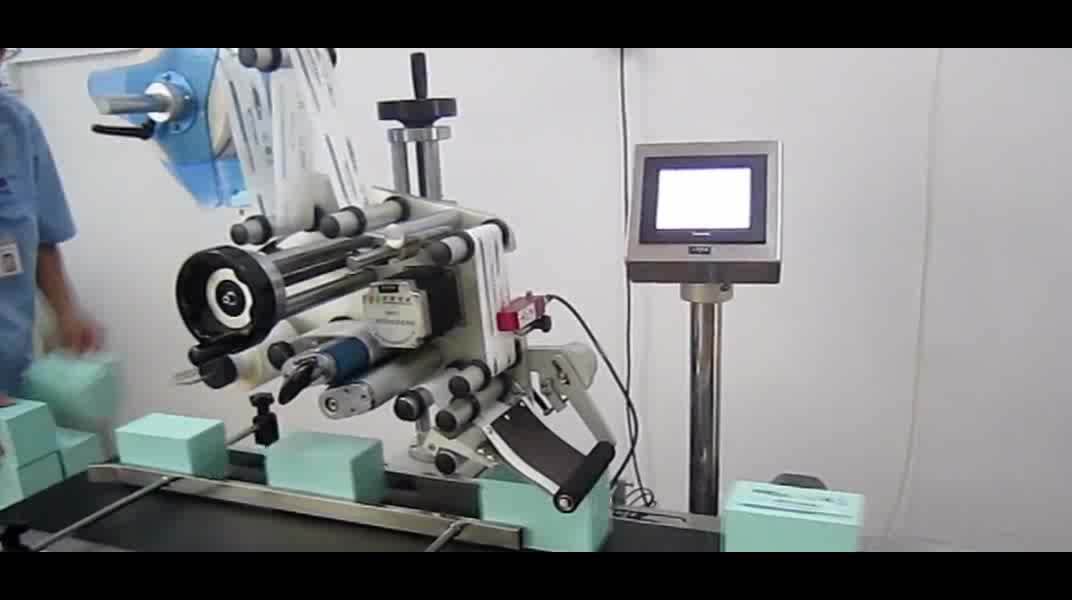 Automatic Dog Tag Flat Label Applicator Machine For Flat Box Plastic