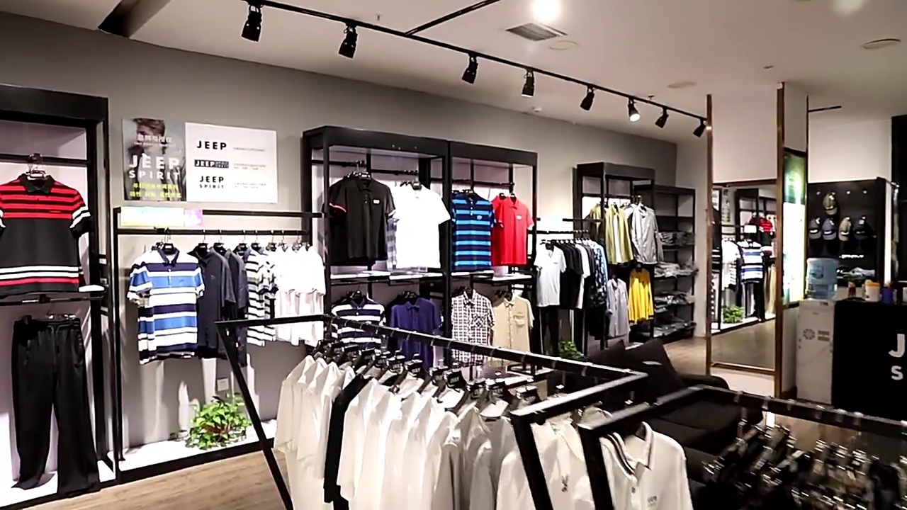 李峰穿越秦岭夜路、靠此件冲锋衣扛过暴雨❄️️