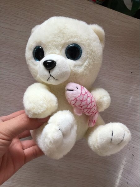 Zhuhai Chimelong Ocean Kingdom souvenir doll with big eyes and cute sitting posture holding fish polar bear 16CM