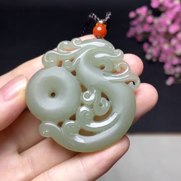 属龙人戴和田玉手链，藏着一生的吉祥暗语