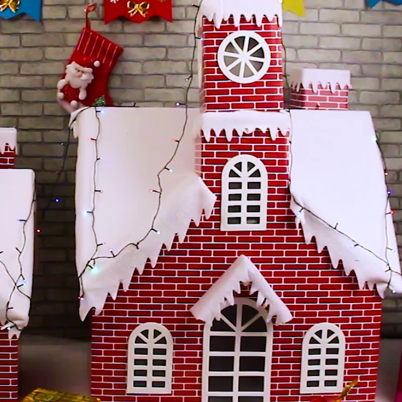 圣诞夜惊现发光雪房子城堡引一切城围观