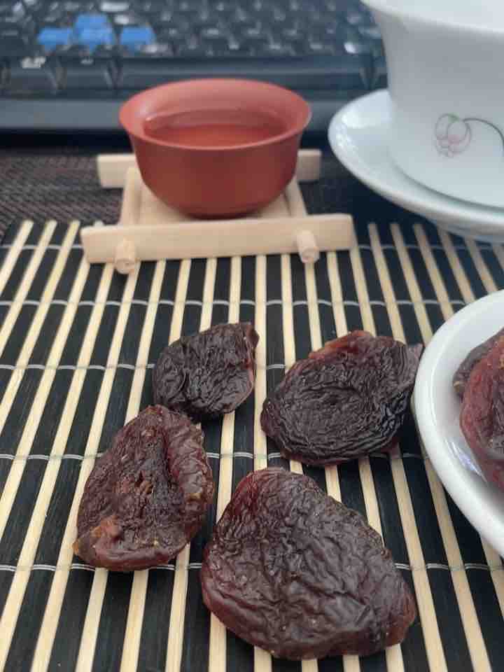 Dried apricots Sweet and sour Black apricots Local specialties Dried fruit Dried fruit Candied dried apricots Office net red snack specials