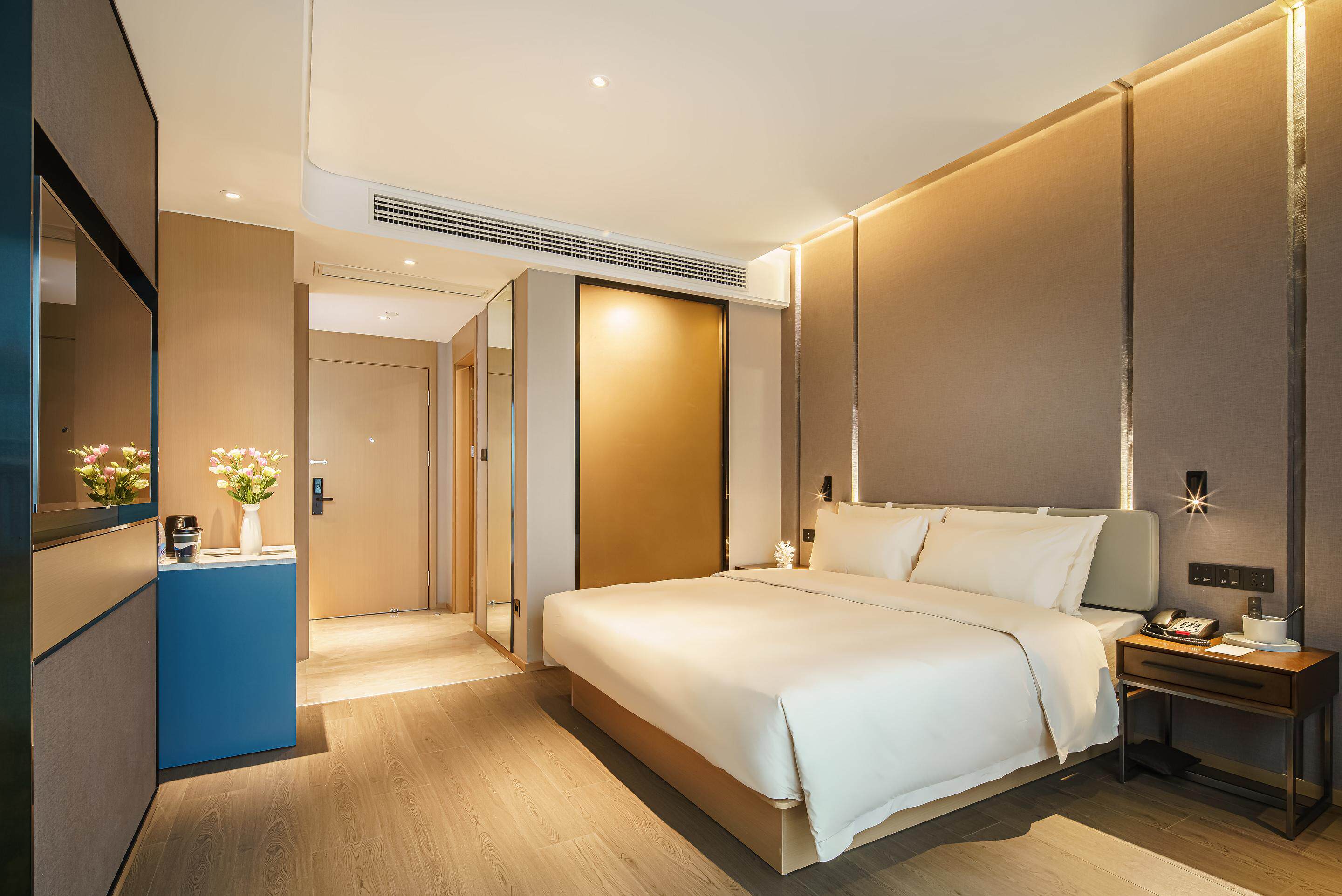 Senior large bed room of Yadow Hotel in Leshan High Speed Railway Station