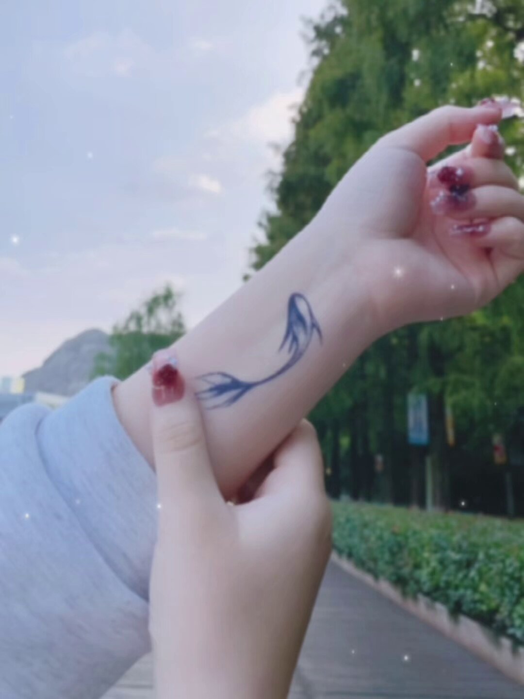 9.9元就能get情侣纹身贴？仟鲤锦鲤果汁草木纹身贴测评来了！_身体彩妆_淘宝美妆网