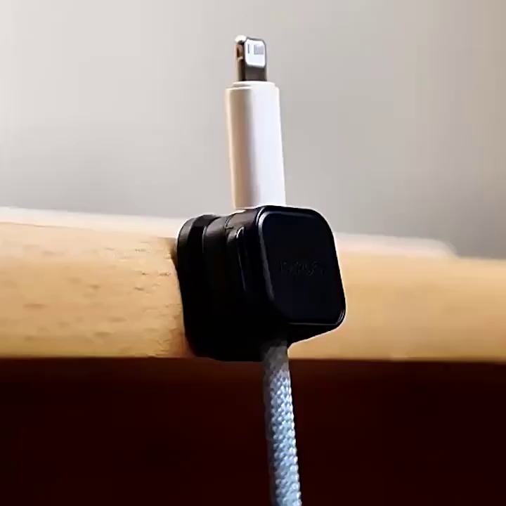 拯救桌面杂乱。计算机桌边磁吸理线器、让电线不再“乱舞”