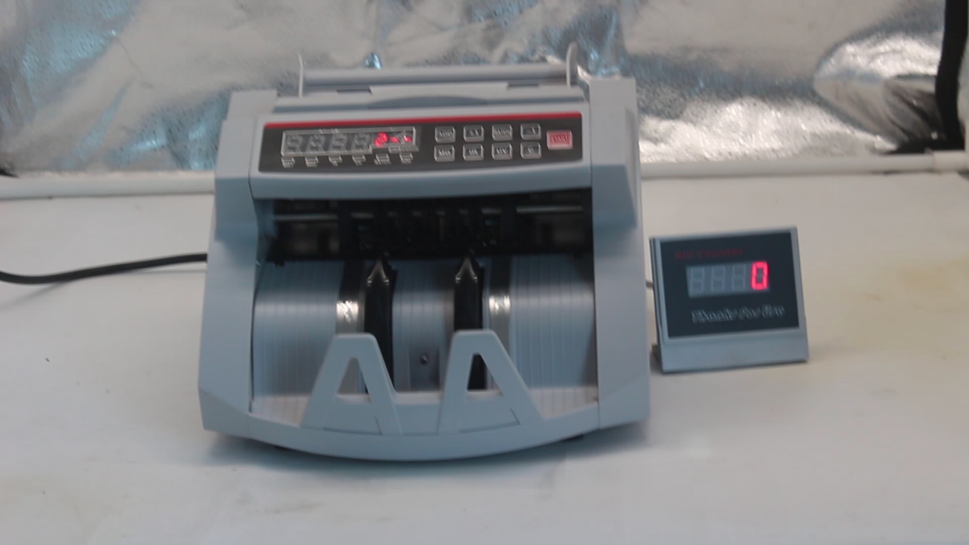 震惊。原来点钞也可这个么酷！XW-2012多国货币点钞机、美金欧元瑞士法郎统统达成