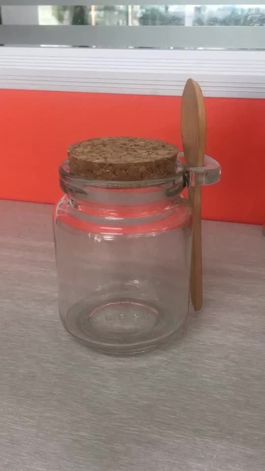 Customized Label 250ml 8oz Round Glass Jar With Wooden Lid And Spoon