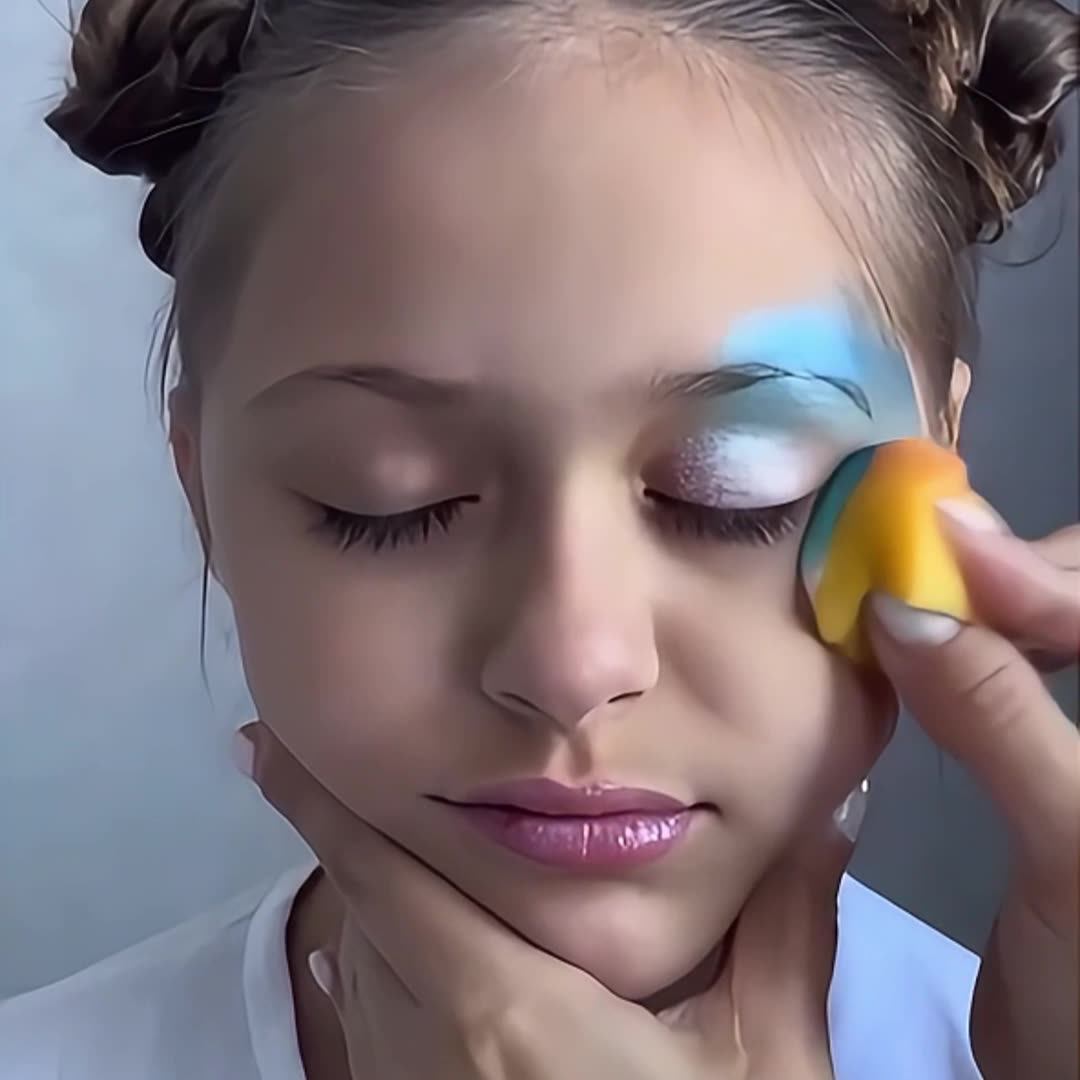 FunKids - 【FunKids 萬跑親子田徑賽2025｜Face Painting💄】 喺參加「萬」跑COSPLAY 留影之前📸一定要到 面部彩繪攤位，為你的萬聖節造型增添驚喜色彩！🎨即使唔打算參加投票活動嘅家庭，亦歡迎到, image size:1080x1080