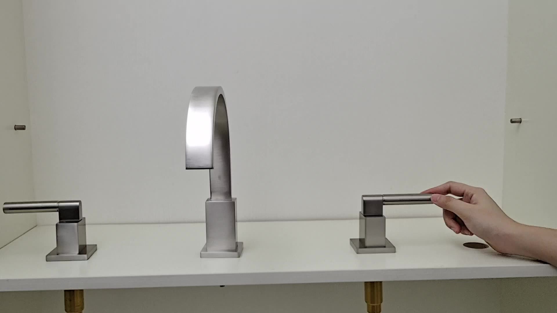 Classic Design Brass Metropolitan Widespread Lavatory Faucet With Metal