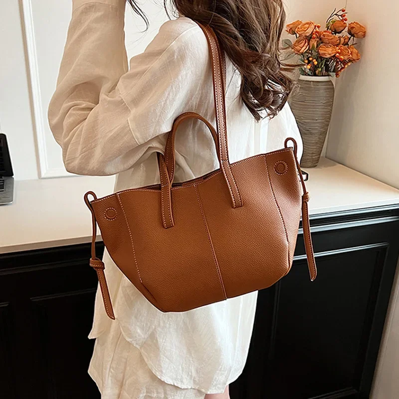 French niche design tote bag, wrinkled underarm bag, trendy large capacity shopping bag, fashionable hand-held single shoulder commuting bag