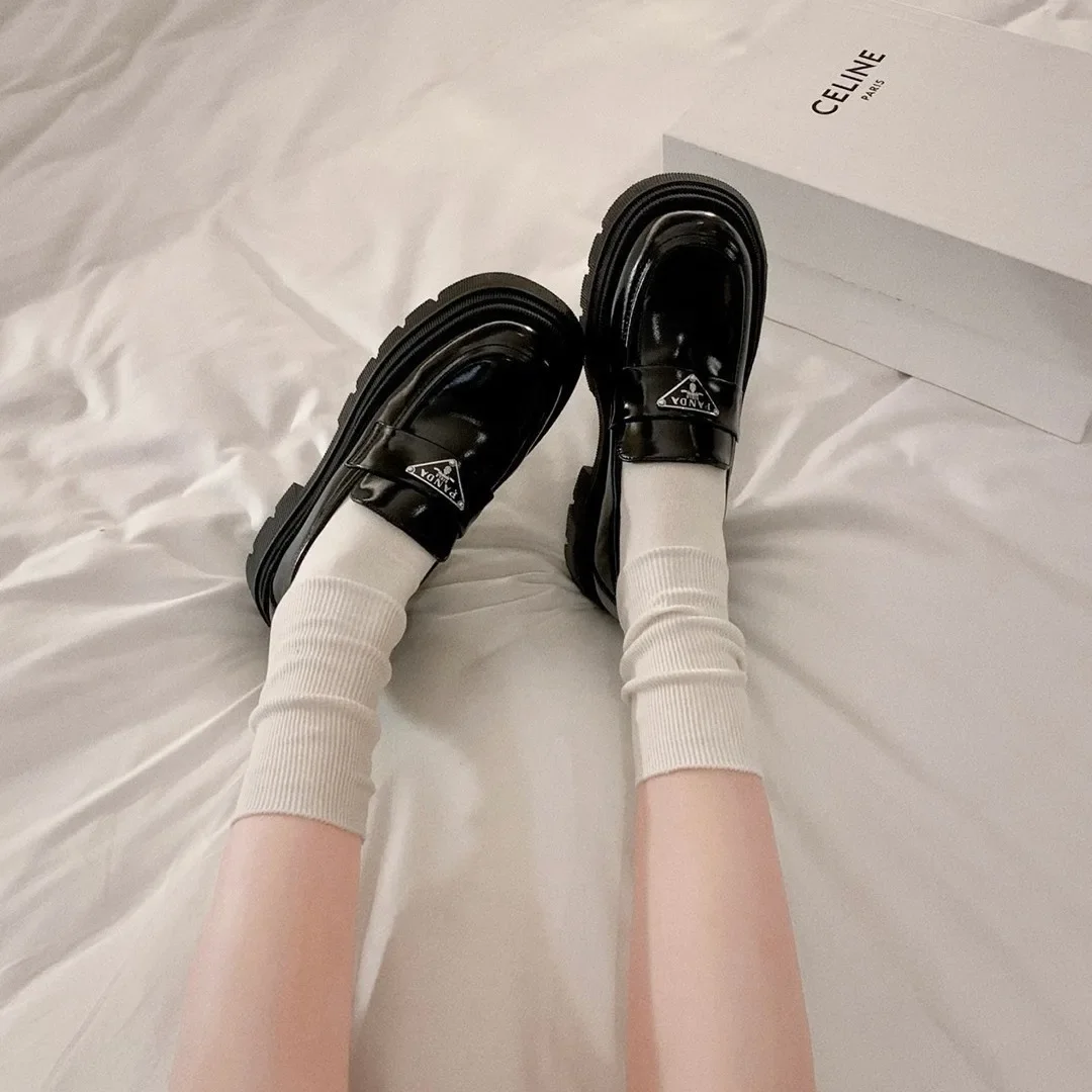 [Su Yinyin with the same style] first seen in autumn ~ round head leather triangle sponge cake thick bottom loafers women's small leather shoes