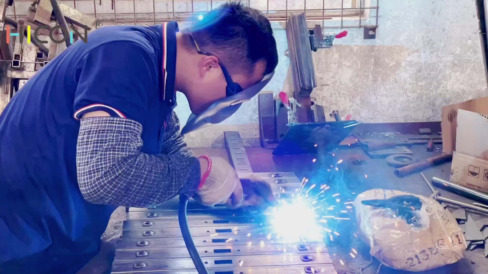 Merchandising Yellow Metal Retail Display Rack For Lubricating Oil,Gas