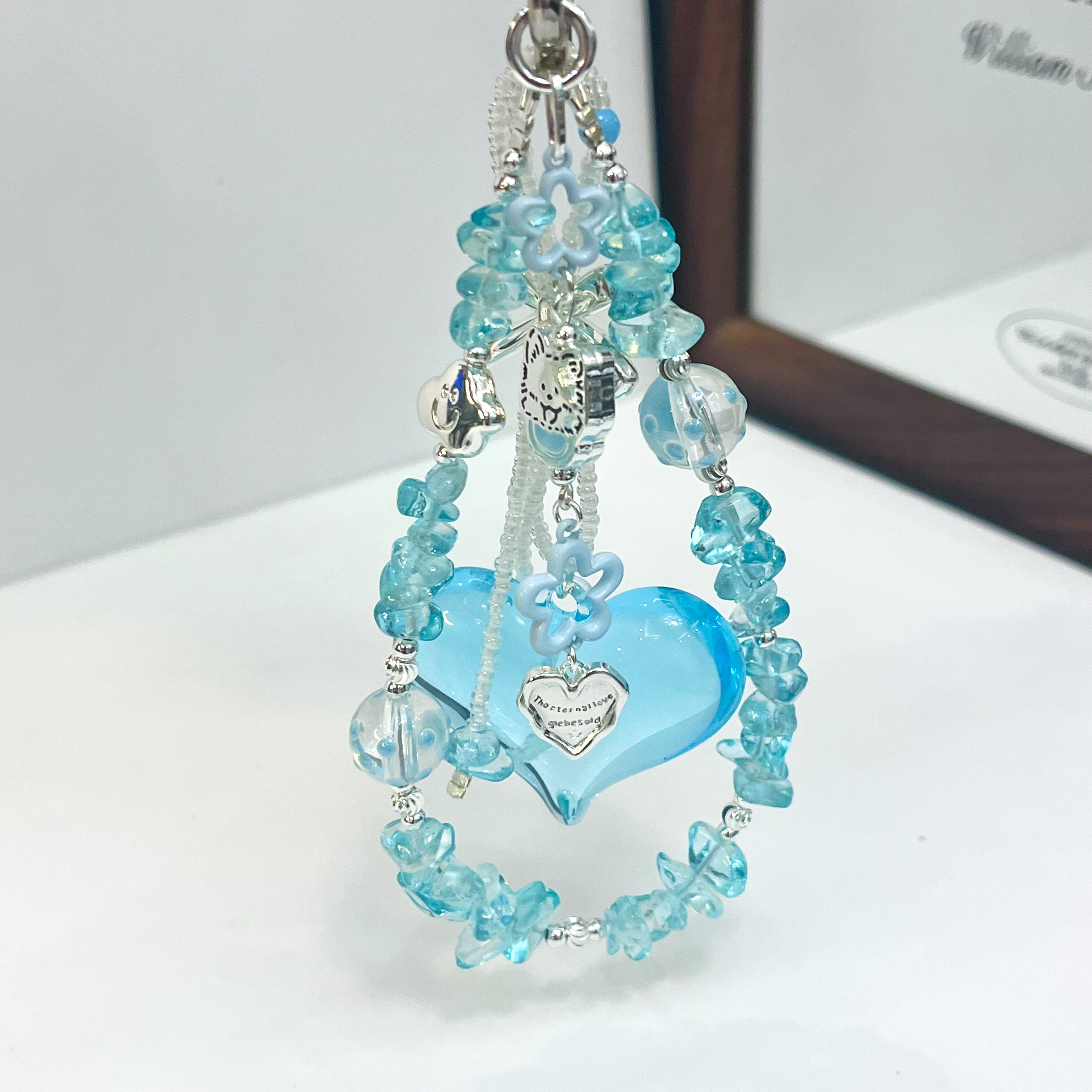 Blue crystal heart-shaped mobile phone charm, high-end versatile beaded cord mobile phone pendant, sophisticated mobile phone charm.