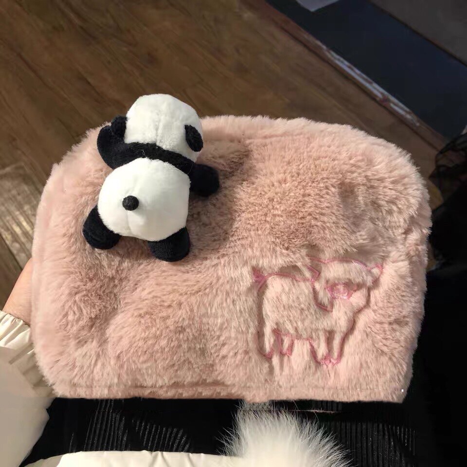 The panda brooch cute bag wrapped in your body is adorned with three