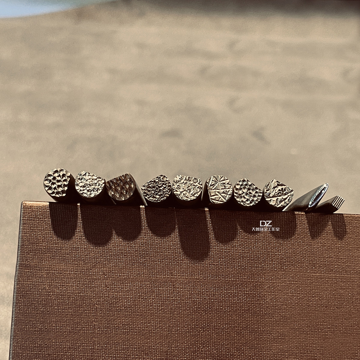 Mechanical manipulation of the texture of the jewelry shade of the flower tool gold and silver copper coil fragment pine flake tattoo