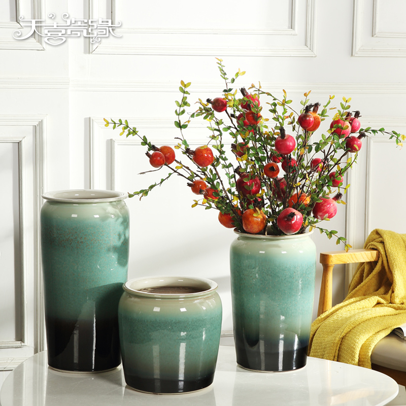 Jingdezhen ceramic vase of large modern European sitting room hotel villa, dried flowers, flower arrangement, adornment is placed