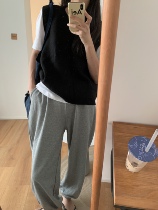 A Little Orange homemade si suit Autumn bi into the hands of a pair of gray sweatpants