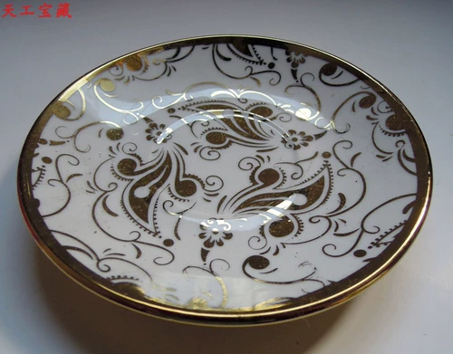 В начале 1980 -х годов освобождения 1980 -х годов цветочный рисунок золотой золотой фарфоров