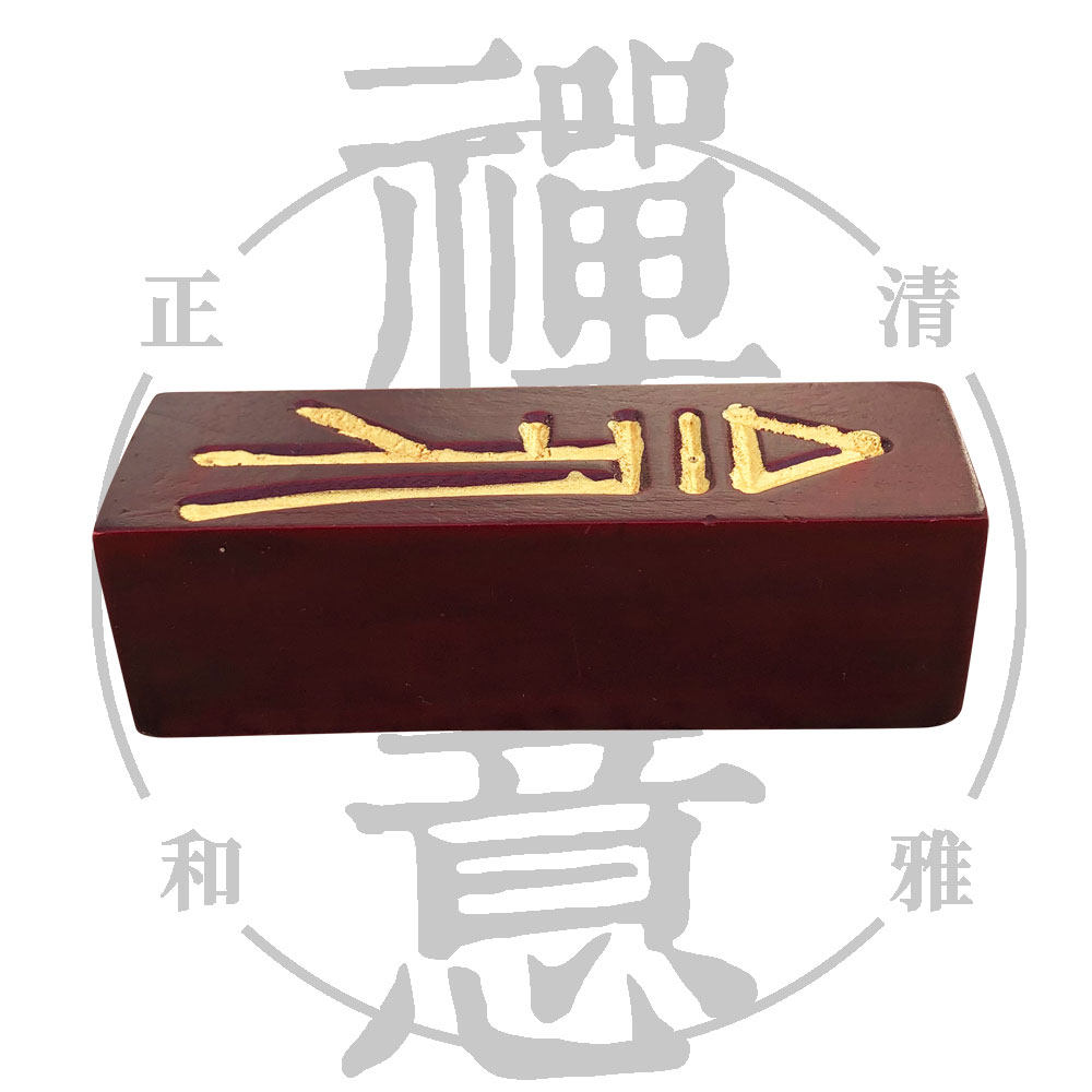 Buddhism is Buddha with supplies for the temple of the flame of the mouth Manda disc rattles Buddhist Puja camphor Buddha feet identifier feet make the feet