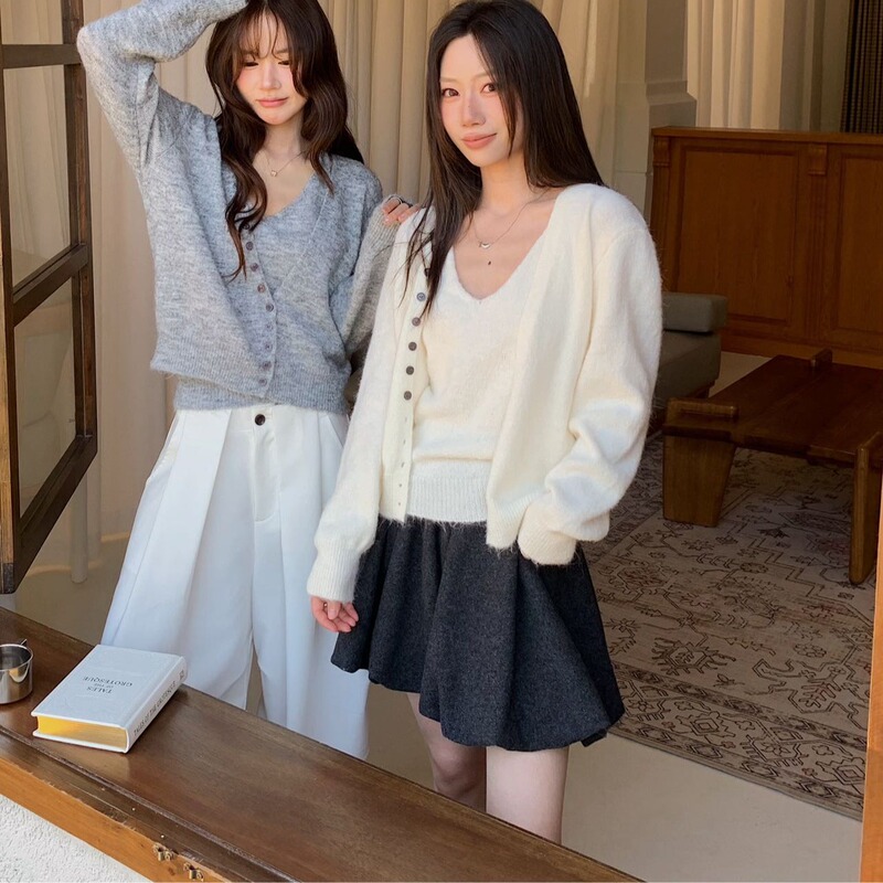 Light Luxury High-End Style Vest and Knitted Cardigan Two-Piece Set 2026 Autumn and Winter Loose V-Neck Design Sweater Women's Top Light Luxury High-End Style Vest and Knitted Cardigan Two-Piece Set 2026 Autumn and Winter Loose V-Neck Design Sweater Women's Top