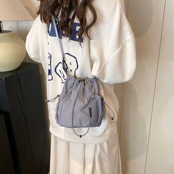 Casual bucket bag for women 2026 new travel lightweight crossbody bag nylon canvas sports bag outing mobile phone bag