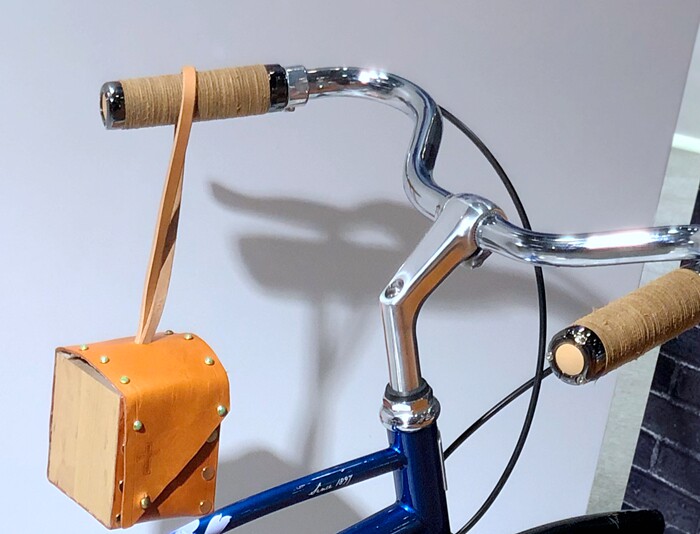 Cute handmade vegetable tanned cowhide small bag with solid wood